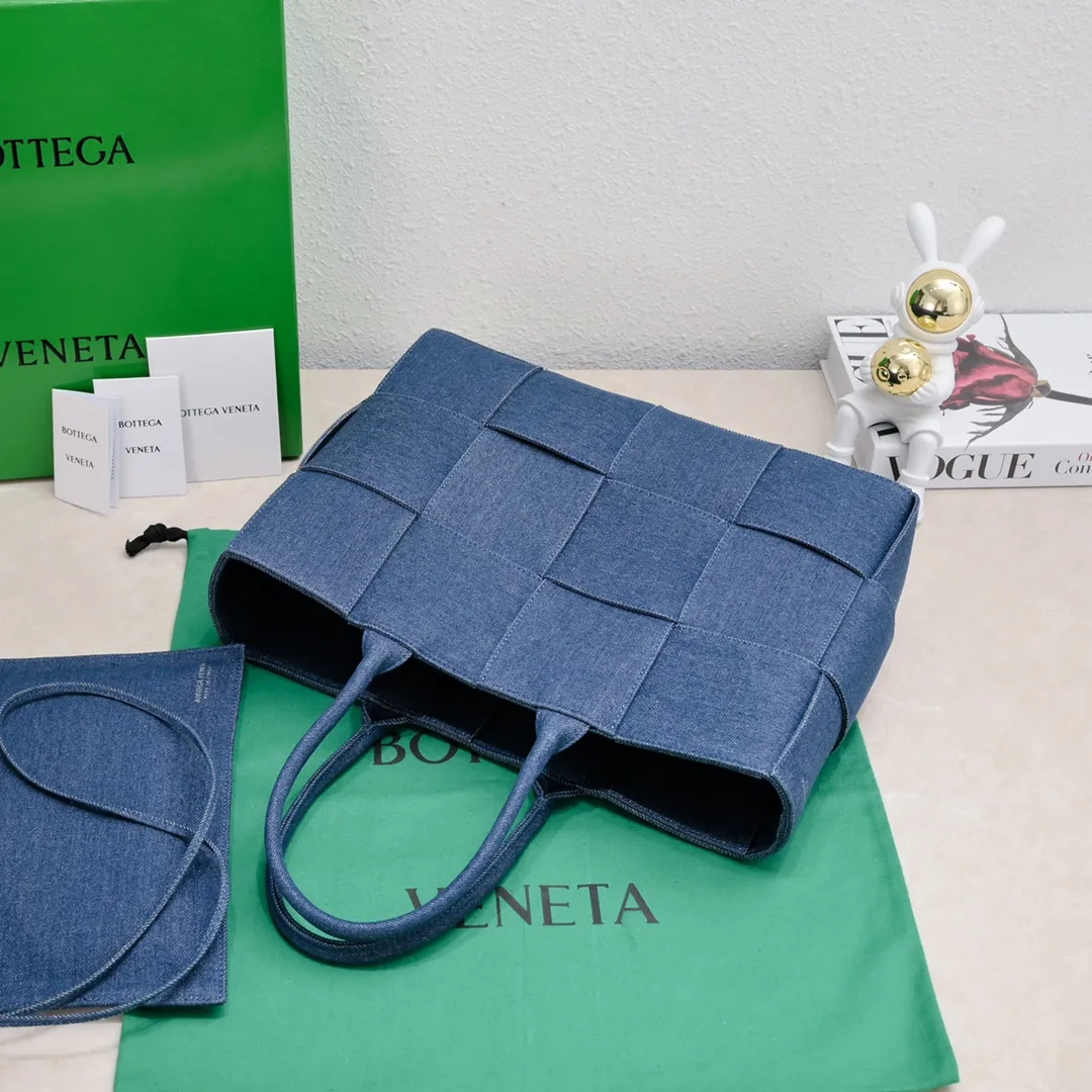 Batch 1700 BV fashionable denim large tote is here😁😁I have to sigh when I see the real thing. Fire has its own reasons🔥 It can be carried on one shoulder or cross-body. It is super practical‼ ️ Denim fabric itself is also wear-resistant and durable. The weaving process is still the same, but the use of denim material really gives people a more casual feeling, which is one of the single items integrated into the hot summer. In summer, the sea, Coca-Cola and a denim blue tote bag are the beauty within reach. Let’s go to the beach together! 	 It's wonderful together. ⛱️ Style number: 9890# Size: 40*10*28cm